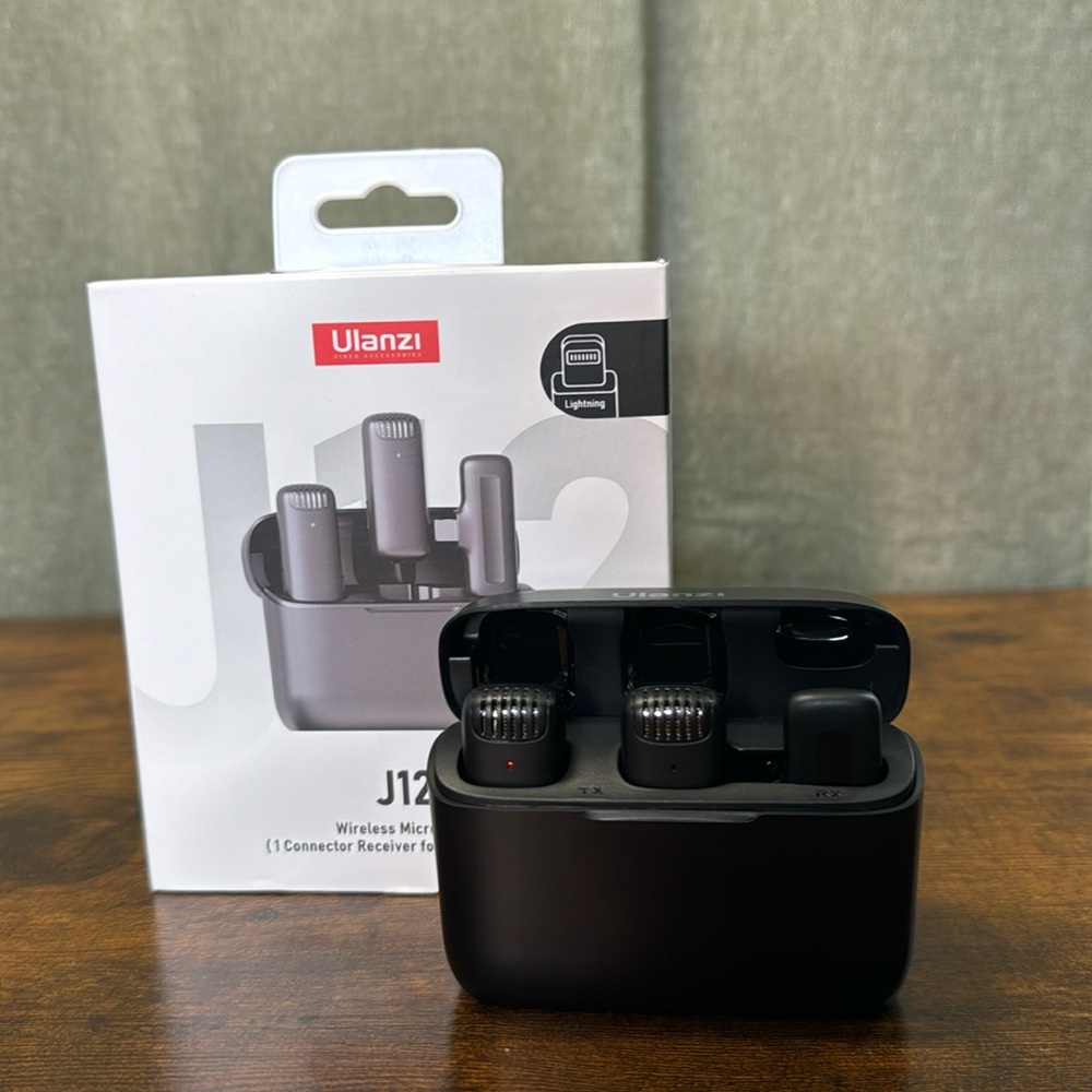 Ulanzi J12 Wireless Lavalier Microphone for iphone iPad, 2in1 PlugN'Play Mic